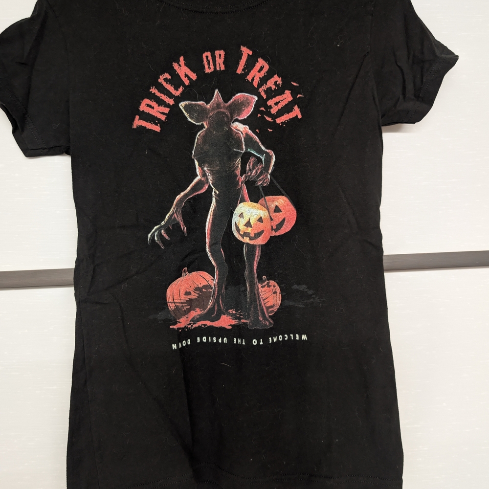 Hot Topic Stranger Things Trick Or Treating Demogorgon Women's T-Shirt Size M
